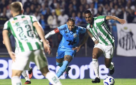 Neymar disputa bola no jogo do Santos contra o Juventude no Morumbis