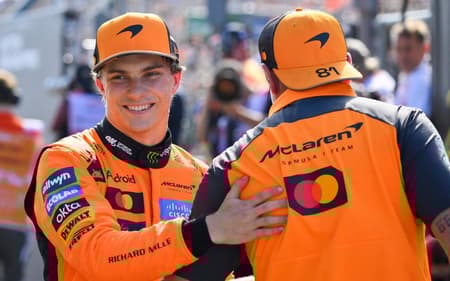 Oscar Piastri comemorando pole position no GP da Holanda na F1 2025 (Foto: JOHN THYS / AFP)