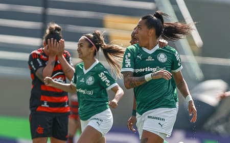 Brena comemora segundo gol do Palmeiras diante do Flamengo pelo Brasileirão Feminino. (Foto: Rebeca Reis/ Staff Images Woman/ CBF)