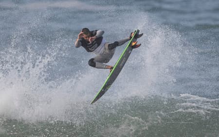 Pedro Scooby em ação no Itacoatiara Big Wave de 2025 (Foto: Pablo PORCIUNCULA / AFP)