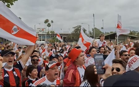 Torcida do River Plate faz fezta na esplanada em frente ao Rose Bowl Clube vai enfrentar o Palmeiras na Libertadores.(Foto: Marcio Dolzan/Lance!)