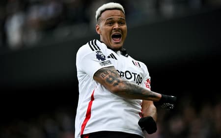 Rodrigo Muniz comemora gol pelo Fulham (Foto: Ben Stansall / AFP)