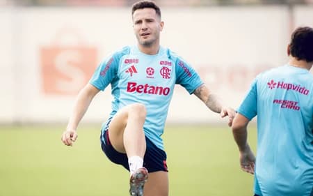 Flamengo, de Saúl, retornou aos treinos no Ninho do Urubu