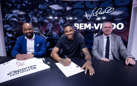 Vitinho assina contrato com o Corinthians (Foto: Rodrigo Coca / Agência Corinthians)