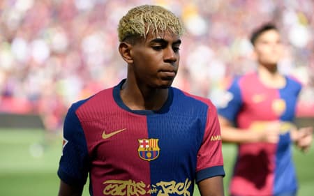 Lamine Yamal, comandado por Hansi Flick no Barcelona (Foto: Josep Lago / AFP)