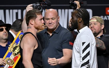 Canelo e Crawford se encaram na frente de Dana White, presidente do UFC (Foto: David Becker/Getty Images for Netflix)