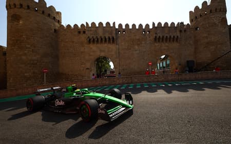 Gabriel Bortoleto no treino livre do GP do Azerbaijão de F1, no Circuito de Baku (Foto: Joe Portlock / Getty Images / Sauber Media Hub)