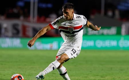 Enzo Díaz tem agradado na lateral esquerda do São Paulo desde sua chegada