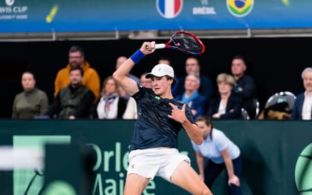 João Fonseca no confronto contra a França, pela Copa Davis, em fevereiro (Foto: ANDREGEMMER-4)