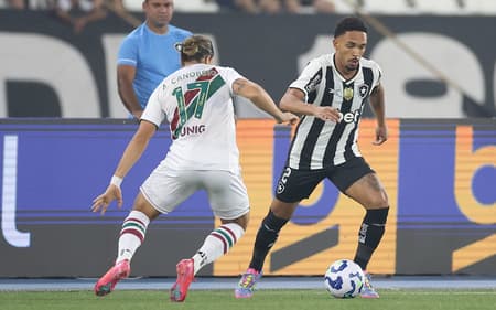 Vitinho, do Botafogo, e Canobbio, do Fluminense (Foto: Vítor Silva/Botafogo)