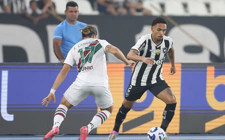 Vitinho, do Botafogo, e Canobbio, do Fluminense (Foto: Vítor Silva/Botafogo)
