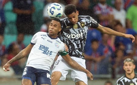 Newton em dividia com Jean Lucas no último jogo entre Botafogo e Bahia (Foto: Vítor Silva/Botafogo)