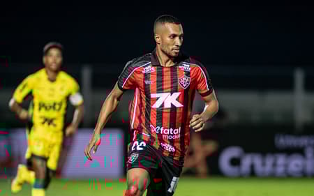 Lucas Braga em ação contra o Mirassol (Foto: Victor Ferreira / EC Vitória)