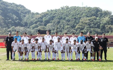 Santos negociou lateral do Sub-17 (Foto: Reinaldo Campos/ Santos FC)