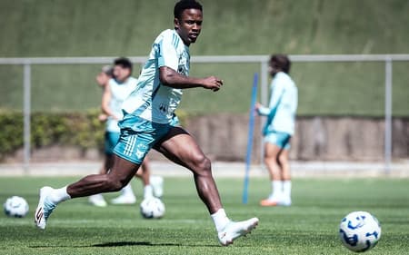 Atacante Sinisterra, do Cruzeiro, em treino na Toca da Raposa (Foto: Gustavo Aleixo/Cruzeiro)