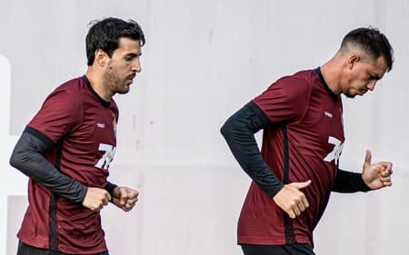 Raúl Cáceres e Zé Marcos em treino do Vitória (Foto: Victor Ferreira / EC Vitória)