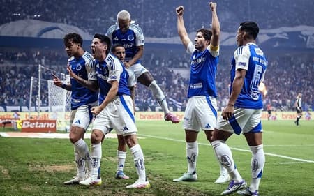Jogadores do Cruzeiro comemoram gol contra o Atlético-MG (Foto: Gustavo Aleixo/Cruzeiro)