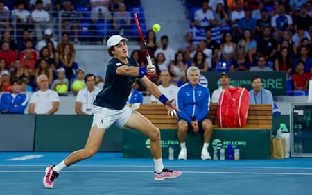 João Fonseca na vitória histórica sobre Tsitsipas na Davis (Foto: André Gemmer/CBT)