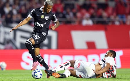 Danilo, volante meio-campo do Botafogo, disputa bola contra Sabino, do São Paulo