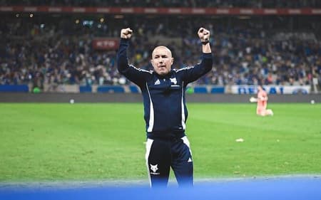 Técnico Leonardo Jardim comemora vitória do Cruzeiro sobre o Bragantino (Foto: Gustavo Martins/Cruzeiro)