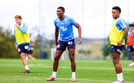 Kanu participa de parte do treino no CT Evaristo de Macedo (Foto: Rafael Rodrigues / EC Bahia)