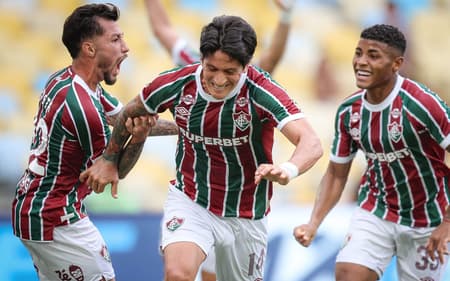 Acosta, Cano e Hércules comemoram gol do Fluminense (Foto: MARCELO GONÇALVES / FLUMINENSE F.C.)