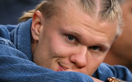 Haaland acompanhou Manchester City x Aston Villa do banco de reservas
