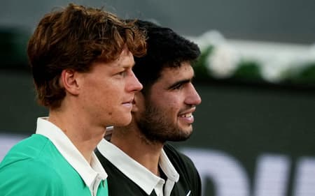 Alcaraz e Sinner com seus respectivos prêmios de Roland Garros (Foto: Dimitar DILKOFF / AFP)