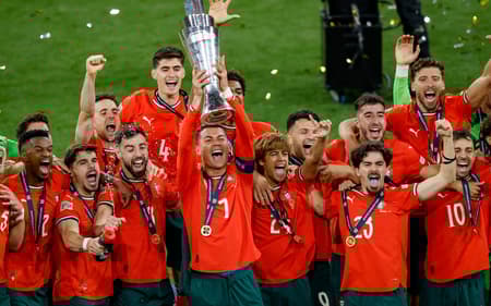 Elogiado por Matuidi, Cristiano Ronaldo levanta a taça após vitória de Portugal contra a Espanha (Foto: Alexandra BEIER / AFP)