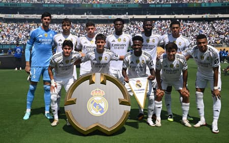 Elenco do Real Madrid antes da partida contra o PSG (Foto: ANGELA WEISS / AFP)