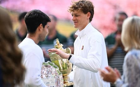 O italiano Jannik Sinner e o espanhol Carlos Alcaraz se cumprimentam após a final de Wimbledon (Foto: Kirill KUDRYAVTSEV / AFP)