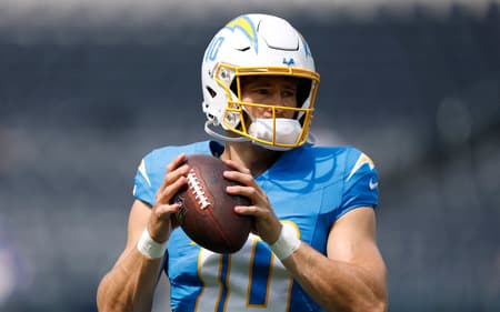 Justin Herbert aquece antes do jogo entre Los Angeles Chargers e Los Angeles Ram