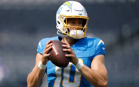 Justin Herbert aquece antes do jogo entre Los Angeles Chargers e Los Angeles Ram