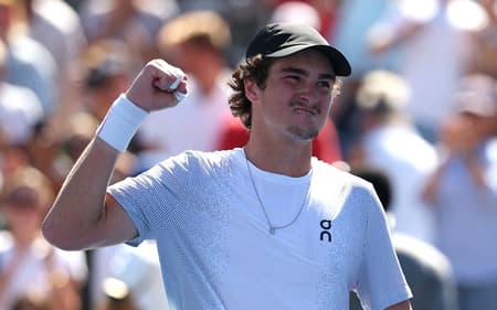 João Fonseca na vitória na estreia do US Open (Foto: Al Bello/Getty Images/AFP )