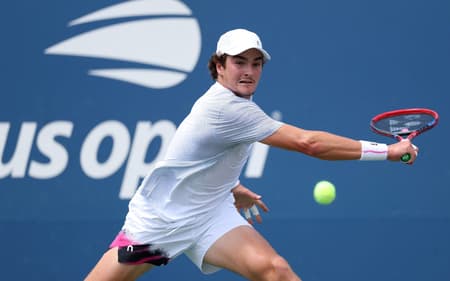 João Fonseca saca na derrota para o tcheco Tomas Machac no US Open (FOto: ELSA / GETTY IMAGES NORTH AMERICA / Getty Images via AFP)