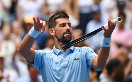 O sérvio Novak Djokovic comemora a vitória sobre o americano Zachary Svajda no US Open (Foto: ANGELA WEISS / AFP)