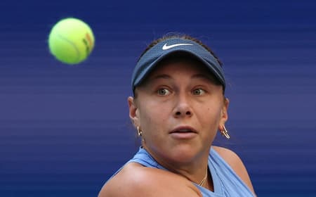 A americana Amanda Anisimova olha a bola na vitória sobre a polonesa Iga Swiatek no US Open (Photo by TIMOTHY A. CLARY / AFP)