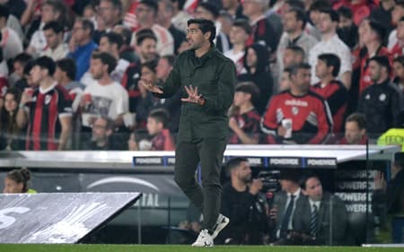 Abel Ferreira durante River Plate x Palmeiras pela Libertadores (Foto: Juan MABROMATA / AFP)
