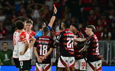 Plata recebe cartão vermelho em Flamengo x Estudiantes pela Libertadores (Foto: Pablo PORCIUNCULA / AFP)