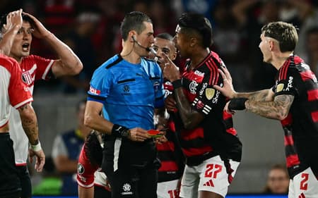 Arbitragem de Andrés Rojas foi criticada após Flamengo x Estudiantes (Foto: Pablo Porciuncula/AFP)
