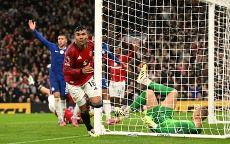 Casemiro corre após marcar gol do United contra o Chelsea (Foto: Oli SCARFF / AFP)