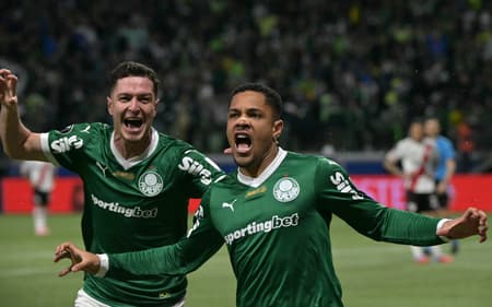 Vitor Roque comemora gol do Palmeiras diante do River (Foto: Nelson Almeida / AFP)