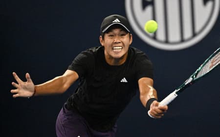 O americano Learner Tien na vitória sobre o italianoLorenzo Musetti (Foto: Pedro Pardo / AFP)