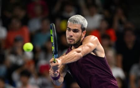 O espanhol Carlos Alcaraz na vitória sobre o norueguês Casper Ruud em Tóquio (Foto: Philip FONG / AFP)