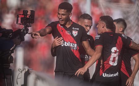 Alix Vinícius ainda pertence ao Atlético-GO (Foto: Isabela Azine/AGIF)