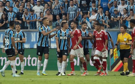 Confusão entre jogadores de Grêmio e Internacional no Gre-Nal 445. (Foto: Liamara Polli/AGIF)