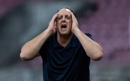Rogério Ceni reclama muito na partida contra o Retrô, na Arena Pernambuco (Foto: Rafael Vieira/AGIF)