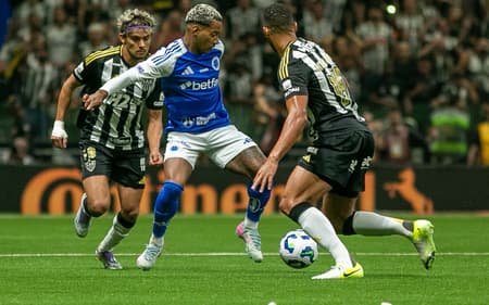 Matheus Pereira, Vitor Hugo e Gustavo Scarpa no jogo Atlético-MG x Cruzeiro (Foto: Fernando Moreno/AGIF)