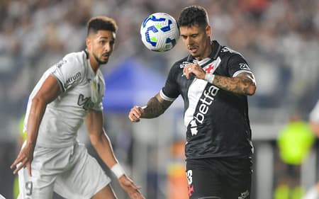 Lucas Freitas contra Chris Ramos em Vasco x Botafogo pela Copa do Brasil (Foto: Thiago Ribeiro/AGIF)
