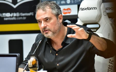 Alexandre Mattos fez um balanço da janela de transferências do Santos nesta temporada. (Foto: Jota Erre/AGIF)